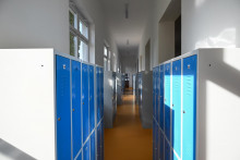 Odkladacie priestory pre žiakov Strednej priemyselnej školy v bývalom podlubí školy upravené v rámci realizovaného projektu debarierizácie objektu školy v Dubnici nad Váhom okr. Ilava. FOTO: TASR/Martin Medňanský