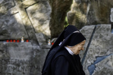 Konfederácia politických väzňov Slovenska si pripomenula 75. výročie Akcie rehoľníčky - násilné vyvezenie rehoľných sestier z kláštorov v auguste 1950 Bratislava, pri pamätníku obetí komunizmu, na Jakubovom námestí 28. augusta 2025 v Bratislave. FOTO: TASR/Martin Baumann