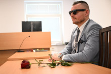 Na snímke Daniel Bombic, obvinený z extrémistickej trestnej činnosti, sedí počas pojednávania na Najvyššom súde v Bratislave v utorok 29. apríla 2025. FOTO: TASR/Jakub Kotian