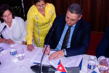 Pavol Kožík, zakladateľ, majiteľ a generálny riaditeľ investičnej skupiny Proxenta pri podpise dohody o projekte Baracocoa