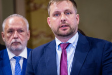 Zľava dekan Lekárskej fakulty Univerzity Komenského v Bratislave Juraj Payer a minister zdravotníctva SR Kamil Šaško. FOTO: TASR/Jakub Kotian