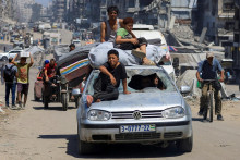 Vysídlení Palestínčania utekajú z jednej oblasti do druhej uprostred izraelskej vojenskej operácie v meste Gaza. FOTO: Reuters