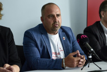 Primátor Revúcej sa k nehode z marca po prvýkrát vyjadril v utorok. Vo videu na sociálnej sieti sa ospravedlnil a priznal, že urobil chyby. Uviedol tiež, že vyhľadal odbornú pomoc a absolvoval liečenie. FOTO: TASR/Pavol Zachar