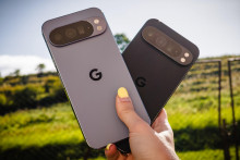 Pixel 10 Pro XL (sivý) a Pixel 9 Pro XL (čierny) sú dva najaktuálnejšie vlajkové smartfóny technologického giganta Google.