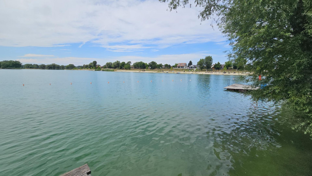 Šulianske jazero a jeho okolie láka na chalupárčenie i nelegálne užívanie bez platenia daní.

FOTO: HN/Katarína Šelestiaková