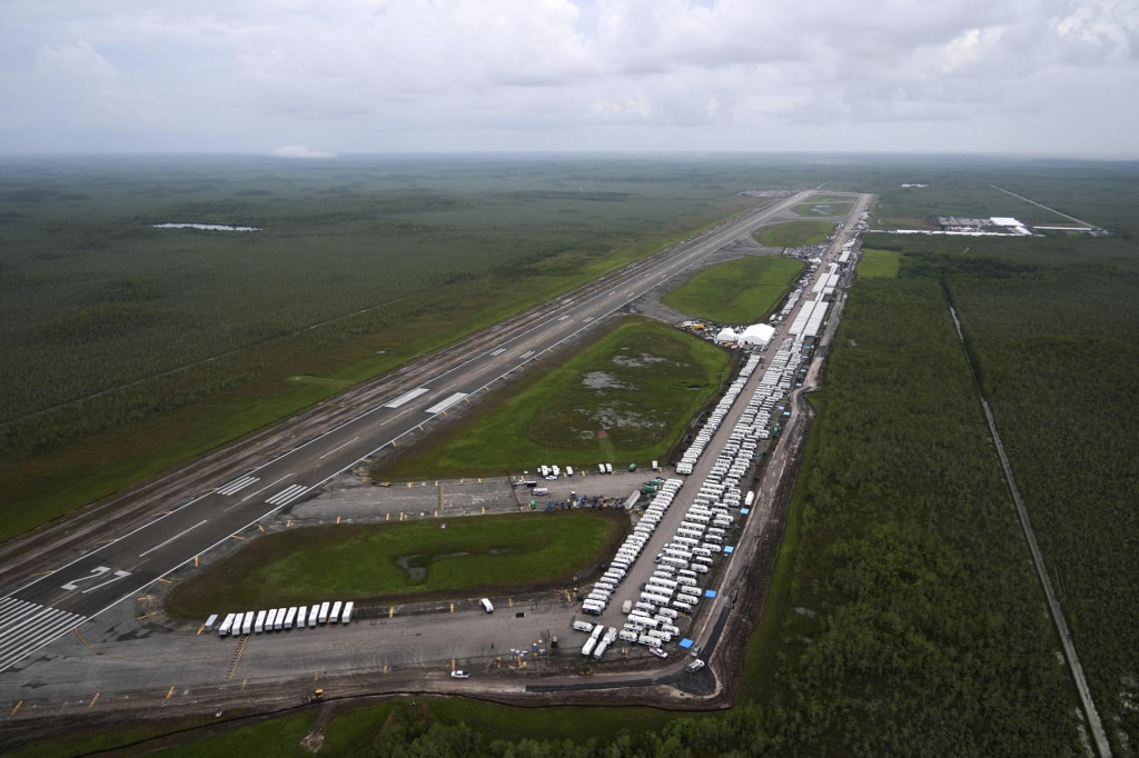 Na archívnej snímke zo 4. júla 2025 výstavba záchytného centra pre migrantov na Floride, známom tiež pod prezývkou „Aligátorí Alcatraz“. FOTO: TASR/AP