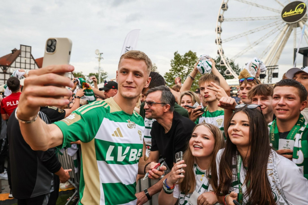 Tomáš Bobček s fanúšikmi. FOTO: Facebook/Lechia Gdańsk