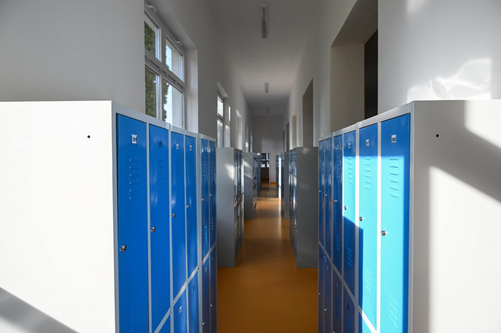 Odkladacie priestory pre žiakov Strednej priemyselnej školy v bývalom podlubí školy upravené v rámci realizovaného projektu debarierizácie objektu školy v Dubnici nad Váhom okr. Ilava. FOTO: TASR/Martin Medňanský