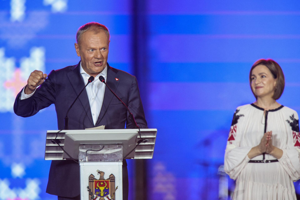 Poľský predseda vlády Donald Tusk podporil moldavskú prezidentku Maiu Sanduovú pri príležitosti oslavy nezávislosti jej krajiny. FOTO: Reuters