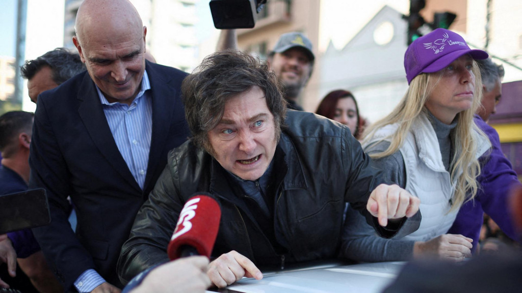 Niektorí ľudia z davu začali hádzať na argentínskeho prezidenta viaceré predmety, pričom aspoň jeden kameň zasiahol kapotu auta. FOTO: REUTERS