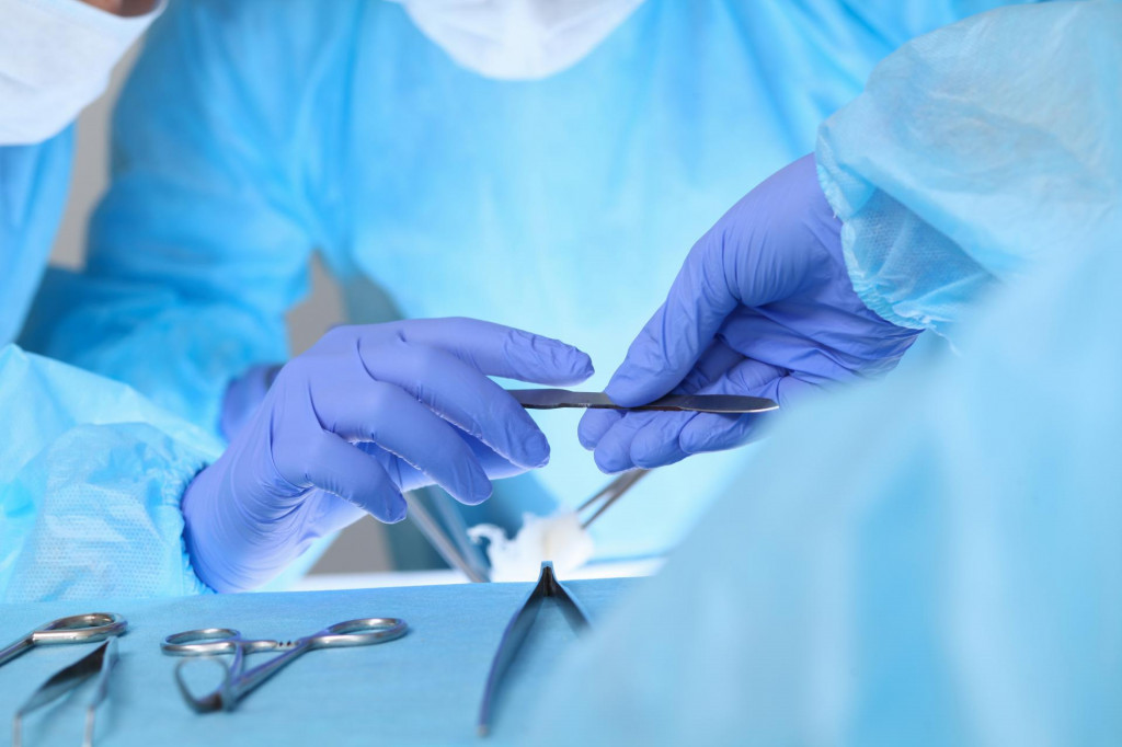Špeciálny implantát môže používať iba 23 vybraných operatérov.