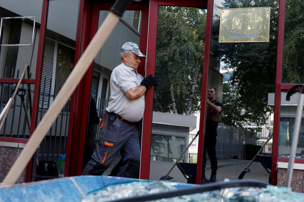 Ruský útok zasiahol tiež budovu zastúpenia Európskej únie v Kyjeve. FOTO: Reuters