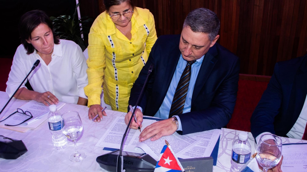 Pavol Kožík, zakladateľ, majiteľ a generálny riaditeľ investičnej skupiny Proxenta pri podpise dohody o projekte Baracocoa