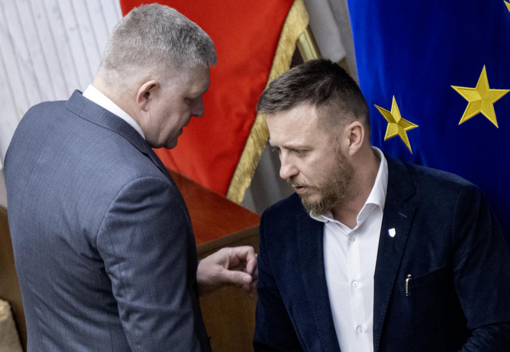 Premiér Robert Fico a poslanec NR SR a splnomocnenec vlády pre prešetrenie pandémie Covid-19 Peter Kotlár. FOTO: TASR/Martin Baumann