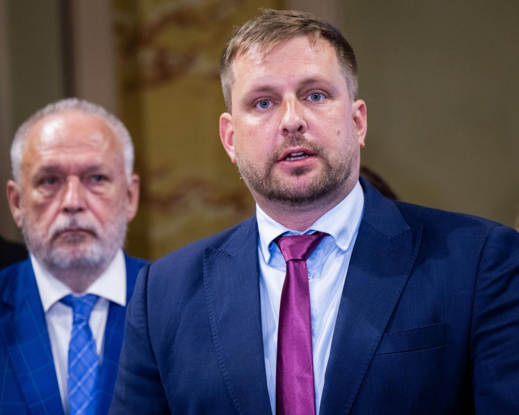 Zľava dekan Lekárskej fakulty Univerzity Komenského v Bratislave Juraj Payer a minister zdravotníctva SR Kamil Šaško. FOTO: TASR/Jakub Kotian