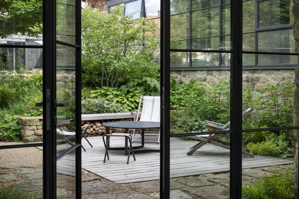 Do záhrady sa výrazne odtlačila aj profesia jej majiteľa – umeleckého kováča.

FOTO: Ateliér Flera