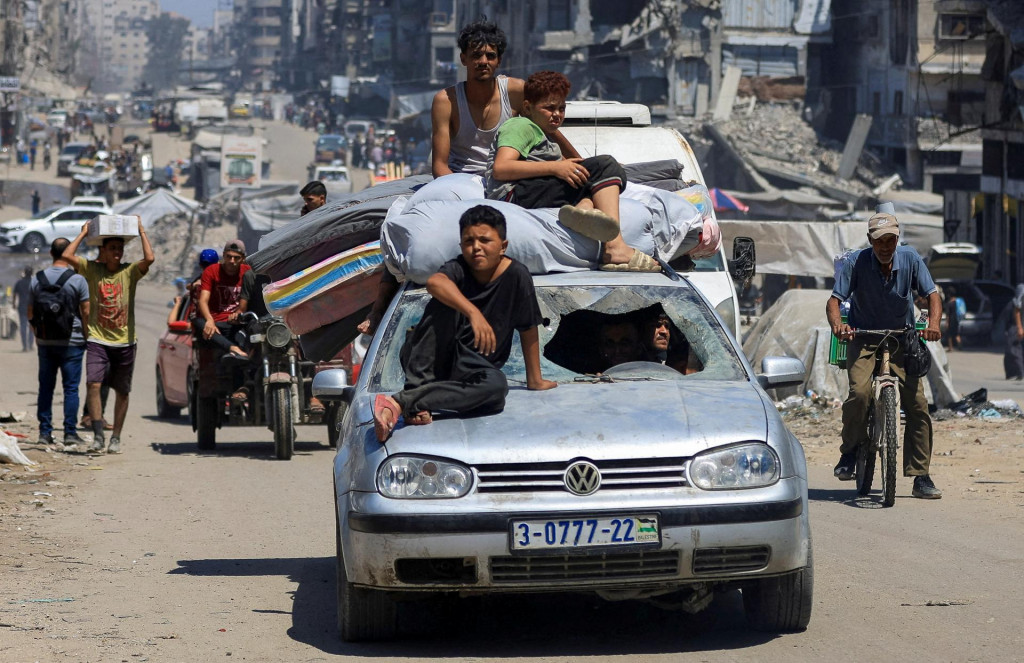 Vysídlení Palestínčania utekajú z jednej oblasti do druhej uprostred izraelskej vojenskej operácie v meste Gaza. FOTO: Reuters