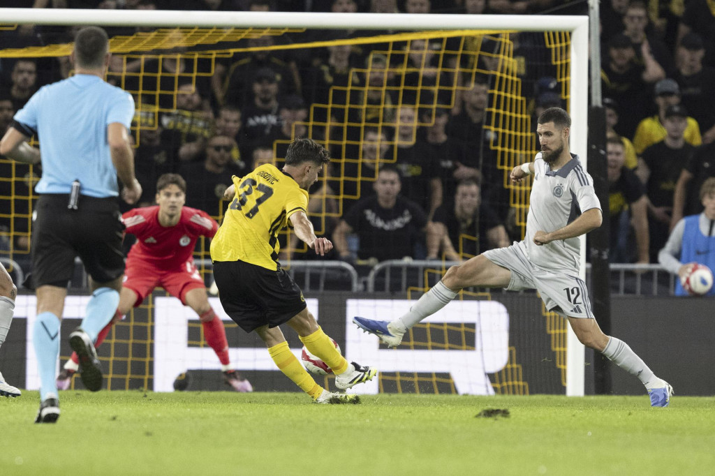 Armin Gigovič (uprostred) z Bernu strieľa gól počas odvetného zápasu play off Európskej ligy vo futbale Young Boys Bern - ŠK Slovan Bratislava v Berne. FOTO: TASR/AP