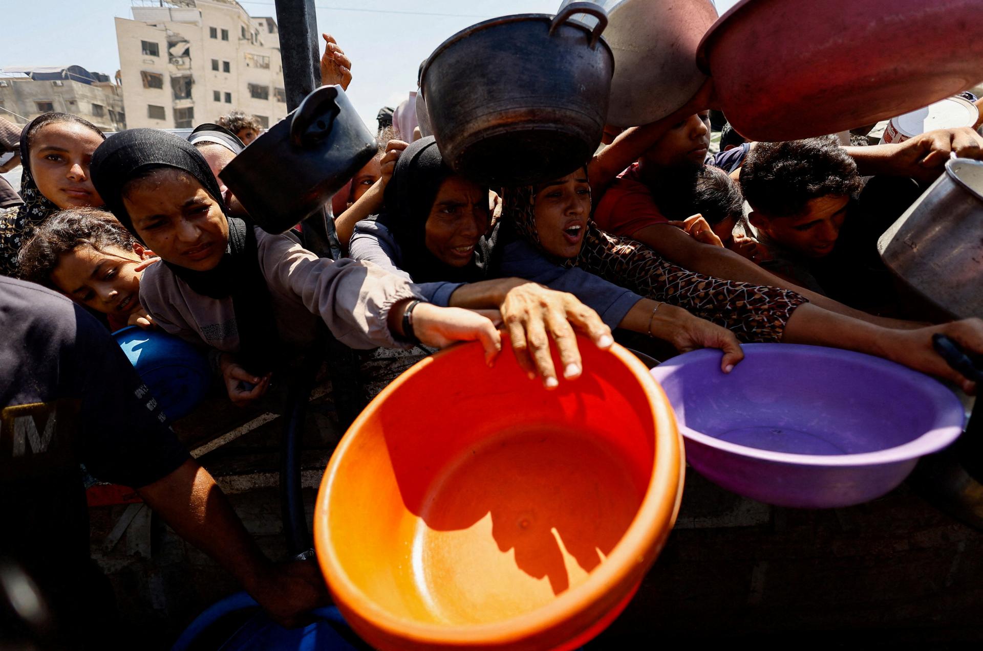 Izrael zrušil humanitárne prestávky v meste Gaza, označil ho za bojovú zónu