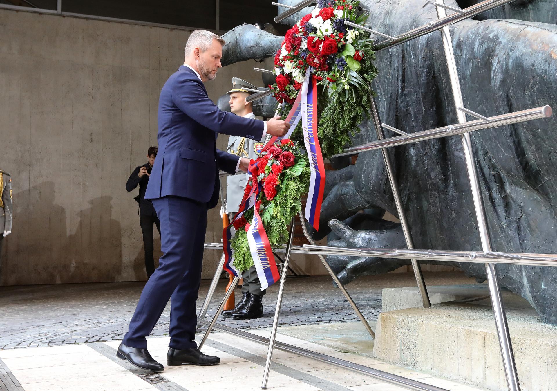 Pellegrini na oslavách SNP varuje pred nenávisťou, pripomenul aj atentát na Fica a pustil sa do médií
