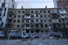 Obytná budova po útoku ruskej armády v ukrajinskej metropole Kyjev vo štvrtok 28. augusta 2025. FOTO: TASR/AP