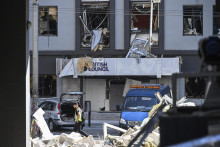 Zničená budova po útoku ruskej armády v ukrajinskej metropole Kyjev vo štvrtok 28. augusta 2025. FOTO: TASR/AP