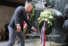 Na snímke predseda vlády Robert Fico (Smer-SD) počas kladenia vencov na oslavách 81. výročia Slovenského národného povstania. FOTO: TASR/Ján Krošlák