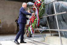Na snímke prezident Peter Pellegrini počas kladenia vencov na oslavách 81. výročia Slovenského národného povstania v areáli Múzea SNP v Banskej Bystrici. FOTO: TASR/Ján Krošlák