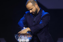 Na snímke žrebovanie Konferenčnej ligy v Monacu. FOTO: REUTERS