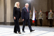 Na snímke bývalí prezidenti Slovenskej republiky Zuzana Čaputová a Ivan Gašparovič na oslavách 81. výročia Slovenského národného povstania. FOTO: TASR/Ján Krošlák