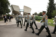 Na snímke čestná stráž Ozbrojených síl na oslavách 81. výročia Slovenského národného povstania. FOTO: TASR/Ján Krošlák