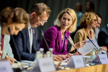 Podpredsedníčka Európskej komisie Kaja Kallasová a dánsky minister obrany Troels Lund Poulsen na neformálnom stretnutí ministrov obrany. FOTO: REUTERS/Ritzau Scanpix