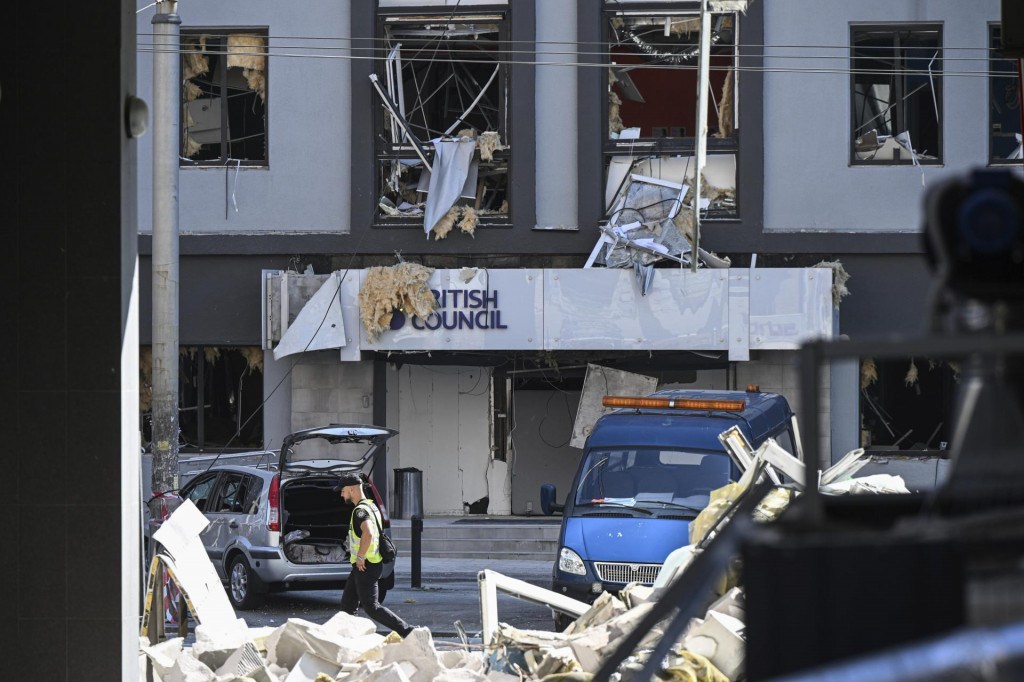 Zničená budova po útoku ruskej armády v ukrajinskej metropole Kyjev vo štvrtok 28. augusta 2025. FOTO: TASR/AP