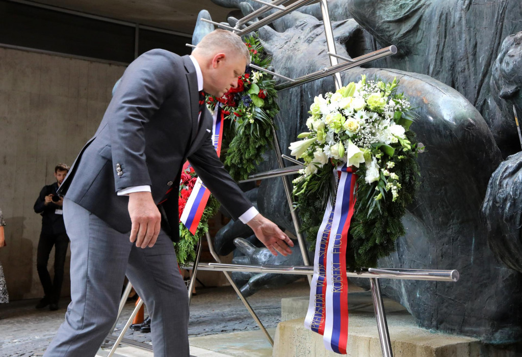 Na snímke predseda vlády Robert Fico (Smer-SD) počas kladenia vencov na oslavách 81. výročia Slovenského národného povstania. FOTO: TASR/Ján Krošlák