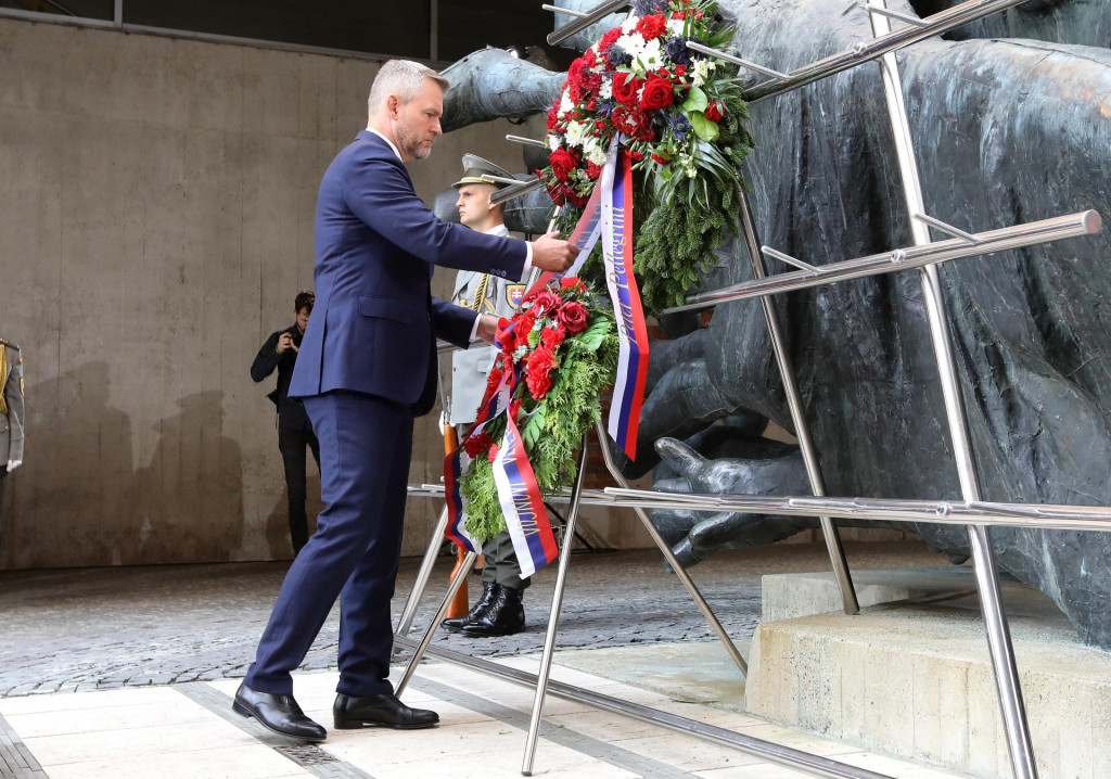 Na snímke prezident Peter Pellegrini počas kladenia vencov na oslavách 81. výročia Slovenského národného povstania v areáli Múzea SNP v Banskej Bystrici. FOTO: TASR/Ján Krošlák