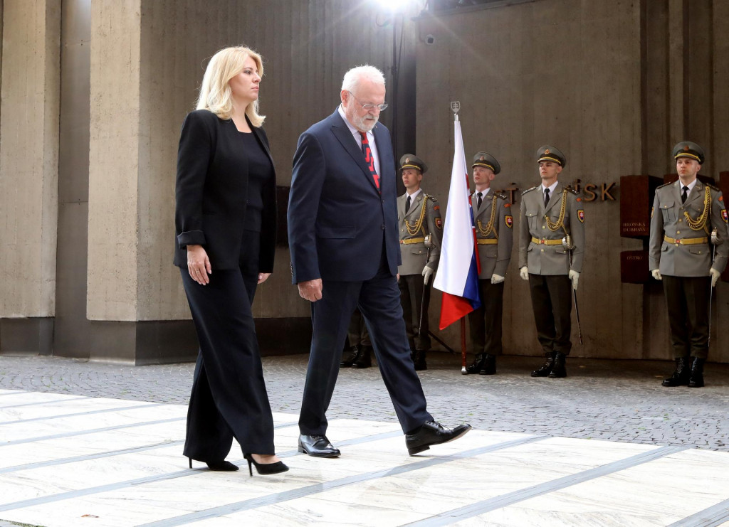 Na snímke bývalí prezidenti Slovenskej republiky Zuzana Čaputová a Ivan Gašparovič na oslavách 81. výročia Slovenského národného povstania. FOTO: TASR/Ján Krošlák