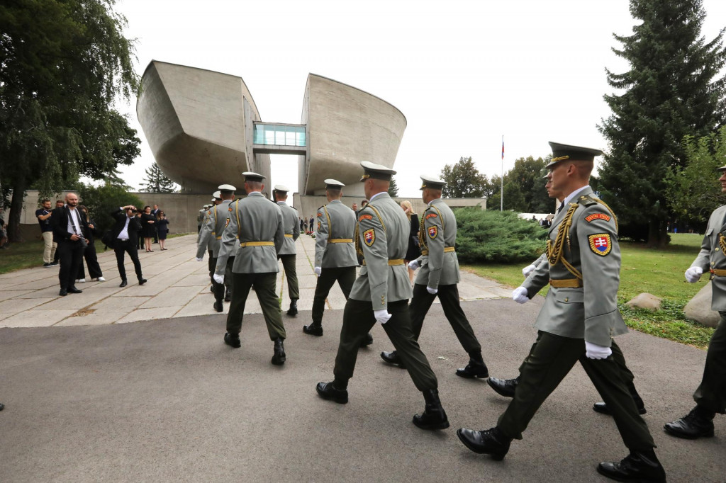 Na snímke čestná stráž Ozbrojených síl na oslavách 81. výročia Slovenského národného povstania. FOTO: TASR/Ján Krošlák