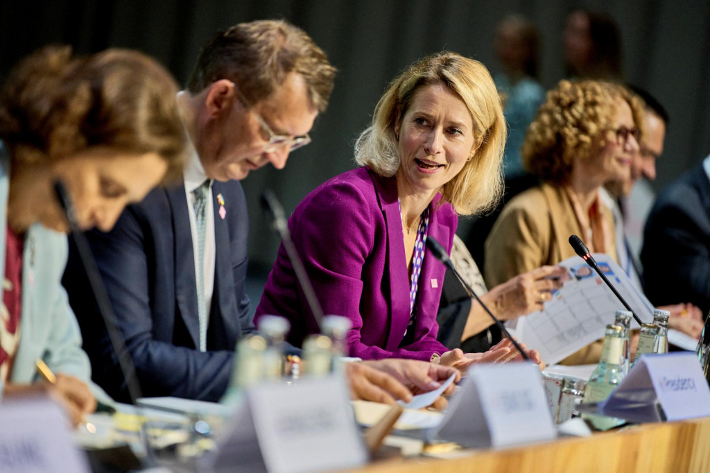 Podpredsedníčka Európskej komisie Kaja Kallasová a dánsky minister obrany Troels Lund Poulsen na neformálnom stretnutí ministrov obrany. FOTO: REUTERS/Ritzau Scanpix