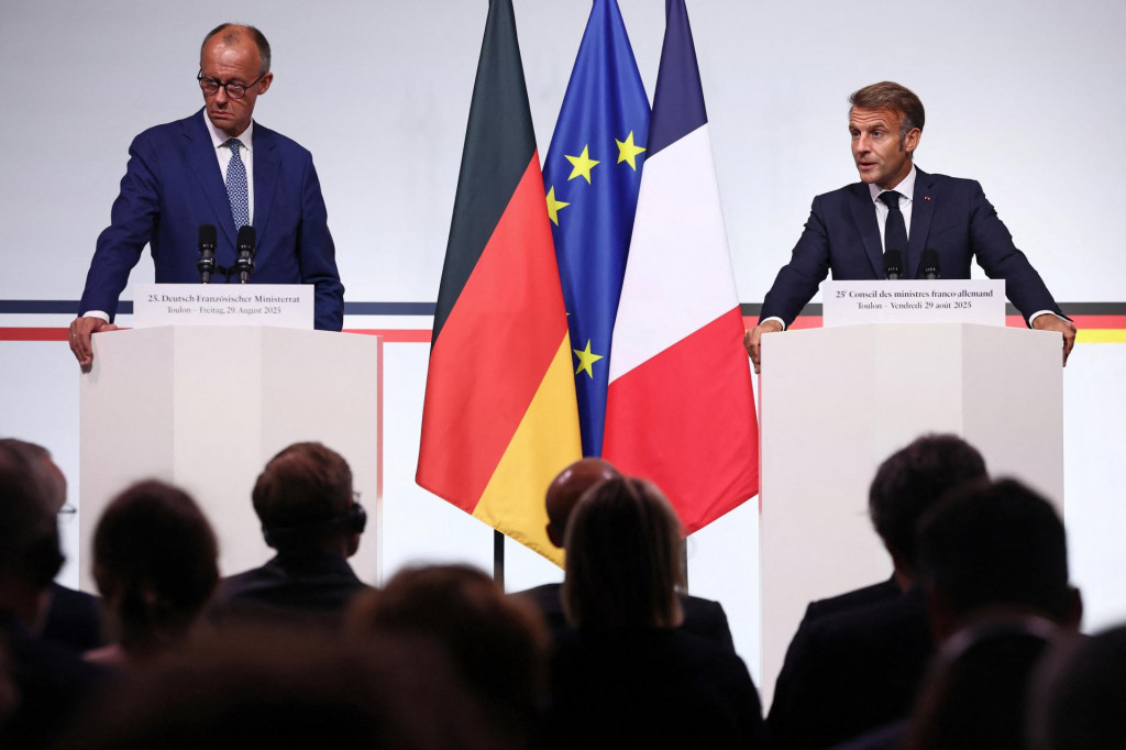 Emmanuel Macron a Friedrich Merz na spoločnom zasadnutí vlád. FOTO: REUTERS