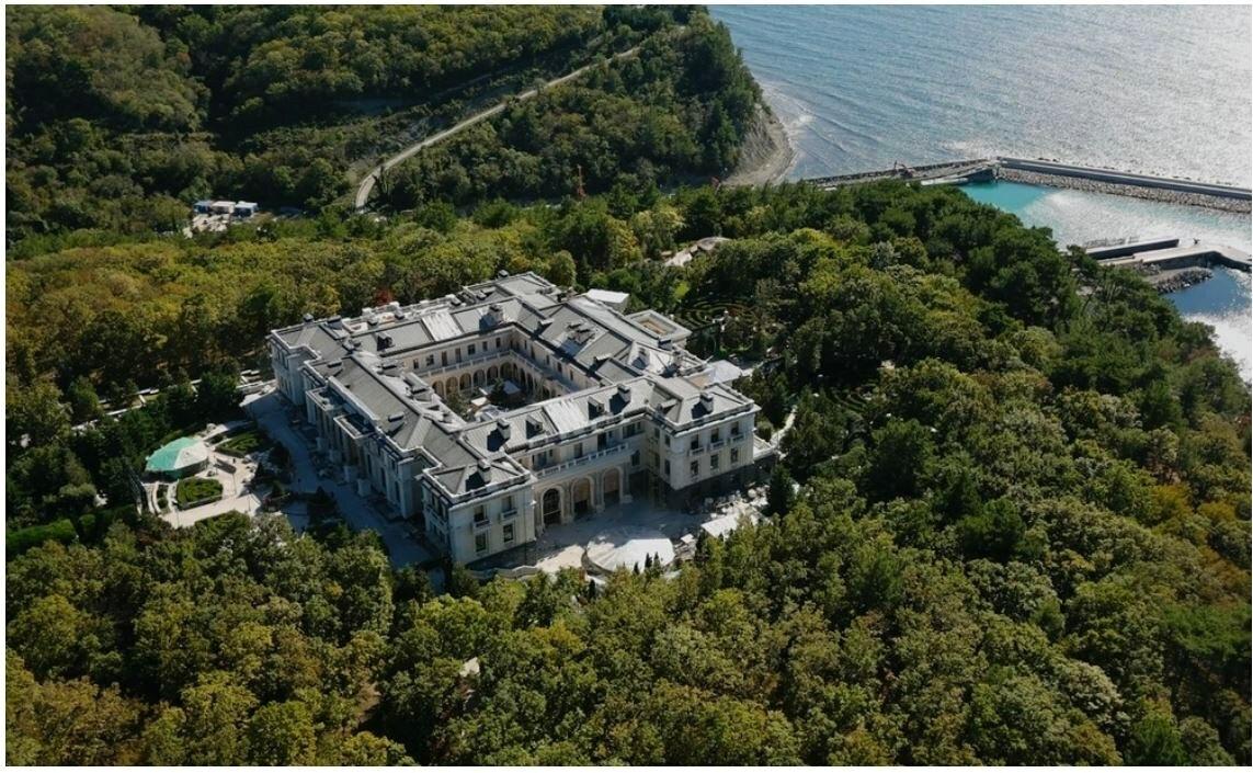 Ukrajinský dron spôsobil rozsiahly požiar blízko Putinovho luxusného paláca