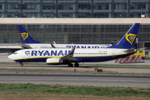 Dve osobné lietadlá Boeing 737-8AS leteckej spoločnosti Ryanair. FOTO: Reuters
