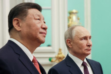 Ruský prezident Vladimir Putin a čínsky prezident Si Ťin-pching sa stretli po rokovaniach v Moskve. (8. mája 2025). FOTO: Reuters