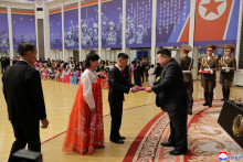 Severokórejský vodca Kim Čong-un sa stretáva s rodinami vojakov, ktorí zahynuli v bojoch proti ukrajinskej armáde. FOTO: Reuters/KCNA