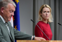 Dánsky minister zahraničných vecí Lars Lökke Rasmussen a vysoká predstaviteľka EÚ pre zahraničné veci a bezpečnostnú politiku Kaja Kallasová. FOTO: Reuters