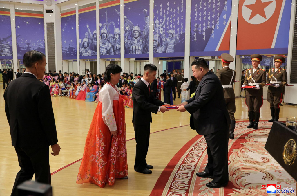 Severokórejský vodca Kim Čong-un sa stretáva s rodinami vojakov, ktorí zahynuli v bojoch proti ukrajinskej armáde. FOTO: Reuters/KCNA