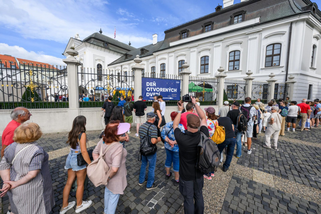 Návštevníci čakajú v rade počas Dňa otvorených dverí v Prezidentskom paláci v Bratislave. FOTO: TASR/Jaroslav Novák