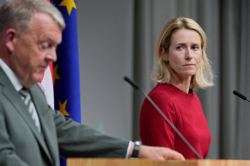 Dánsky minister zahraničných vecí Lars Lökke Rasmussen a vysoká predstaviteľka EÚ pre zahraničné veci a bezpečnostnú politiku Kaja Kallasová. FOTO: Reuters