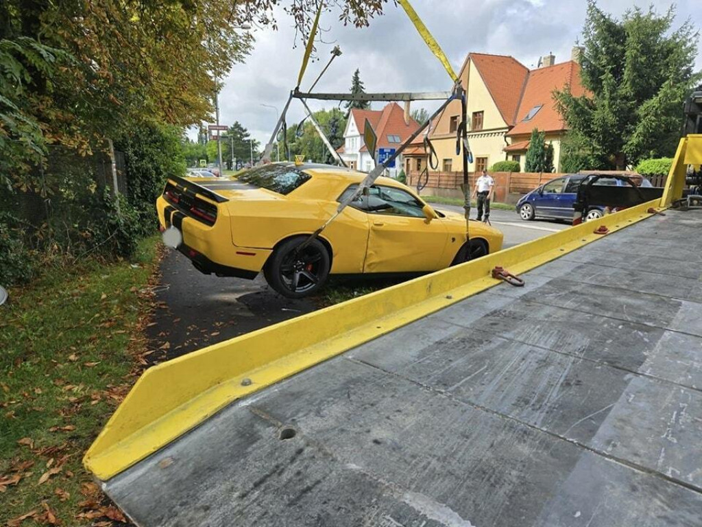 Polícia v Nitre dokumentovala dopravnú nehodu v Nitre na Dobšinského ulici, kde došlo k zrážke dvoch osobných motorových vozidiel. FOTO: Polícia SR - Nitriansky kraj/TV JOJ