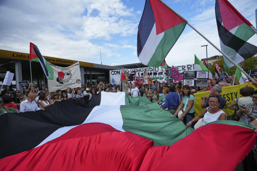 Demonštranti držia palestínske vlajky počas pochodu na podporu palestínskeho ľudu v Gaze počas filmového festivalu v Benátkach. FOTO: TASR/AP