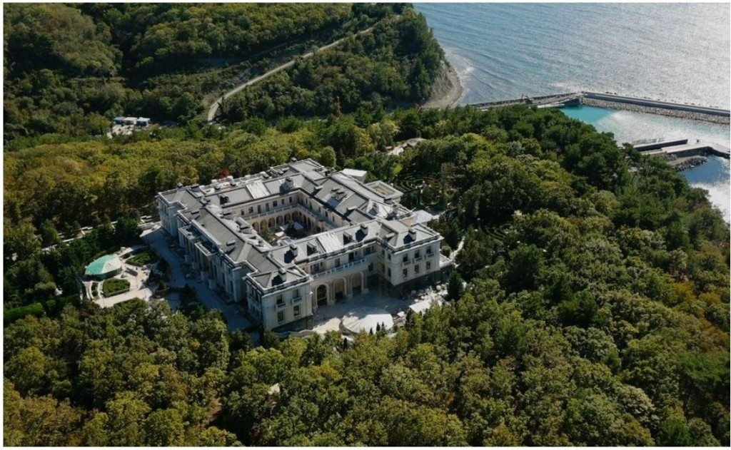 Luxusná vila na pobreží Čierneho mora, ktoré podľa zistení opozičného politika Alexeja Navaľného patrí ruskému prezidentovi Vladimirovi Putinovi (20. januára 2021) FOTO: Blog Alexeja Navaľného